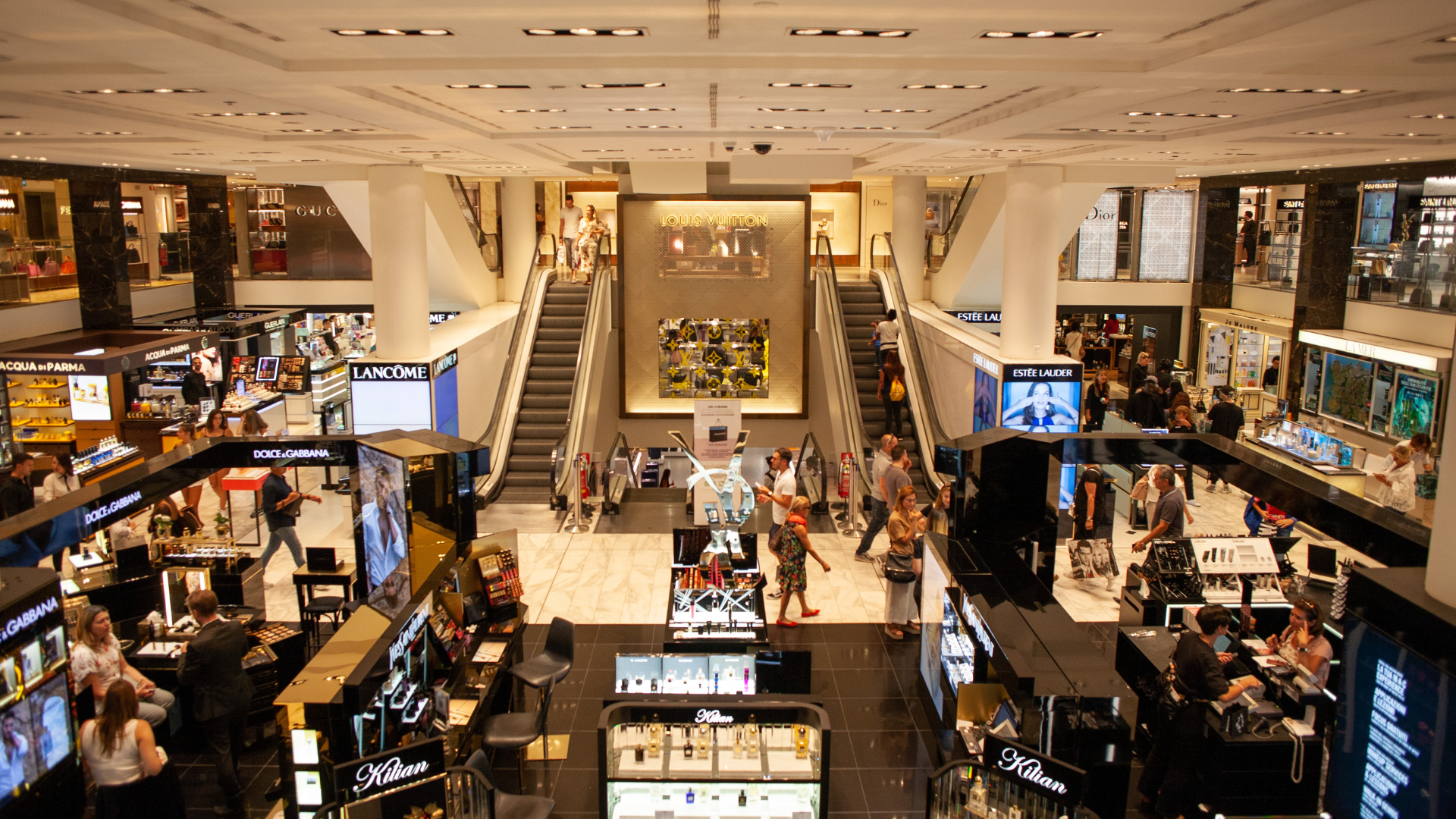 Retail shopping center with multiple brands equipped with RFID